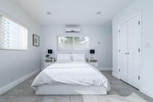 Un pat sau paturi într-o cameră la Bayshore Breeze 10