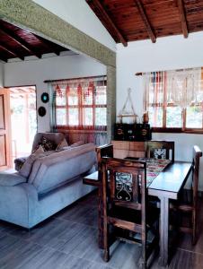a living room with a couch and a table at Samaria, un lugar para descansar y disfrutar in Santa Elena