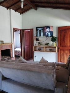 a living room with a couch and a flat screen tv at Samaria, un lugar para descansar y disfrutar in Santa Elena