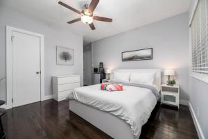 a bedroom with a bed with a ceiling fan at Ocean Breeze Paradise Apt 5A in Fort Lauderdale