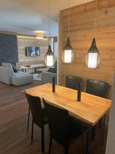 una sala da pranzo con tavolo e sedie in legno di Appartement Everest a Zermatt