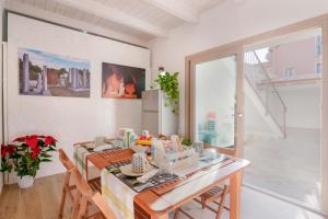 a dining room with a table and chairs and a window at TS ROOMS - Guest House Deidda in San Sperate