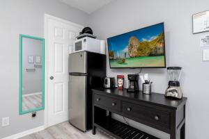 Dapur atau dapur kecil di Short Walk to Wilton Drive Apt5