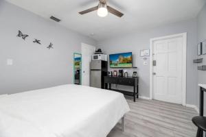 Habitación blanca con cama y nevera. en Short Walk to Wilton Drive Apt5, en Fort Lauderdale