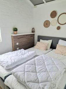 2 nebeneinander sitzende Betten in einem Schlafzimmer in der Unterkunft Steef's vakantiehuis zuid limburg in Simpelveld