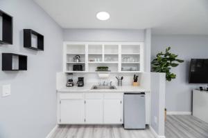 une cuisine avec des armoires blanches et un évier dans l'établissement Just Off Wilton Drive Apt 2, à Fort Lauderdale 12 autres photos