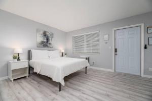 Un pat sau paturi într-o cameră la Just Off Wilton Drive Apt 3