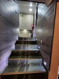un conjunto de escaleras que conducen a un edificio en Hotel La Pampa, en Alto Hospicio