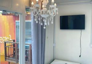 Una televisión o centro de entretenimiento en Pousada São Miguel Beach Beira Mar