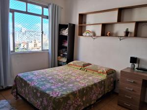 1 dormitorio con cama y ventana en Prático e bem localizado Studio, na CB en Porto Alegre