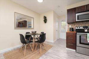 Kuchyň nebo kuchyňský kout v ubytování Just Off Wilton Drive Apt 6