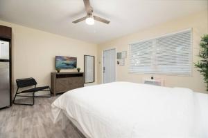 TV a/nebo společenská místnost v ubytování Just Off Wilton Drive Apt 6