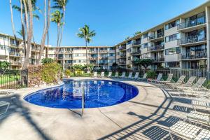 uma piscina em frente a um edifício de apartamentos em Kanai a Nalu 314 - Newly Renovated, Oceanfront, AC em Wailuku