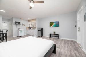 Una habitación blanca con una cama y una cocina. en Just Off Wilton Drive Apt 8, en Fort Lauderdale