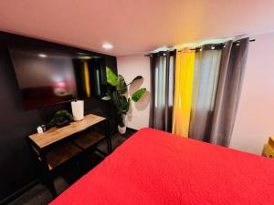 TV o dispositivi per l'intrattenimento presso New Tiny Home Uptown Phoenix (Unit E)