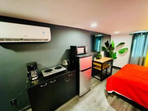 Cucina o angolo cottura di New Tiny Home Uptown Phoenix (Unit E)