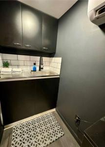 Cucina o angolo cottura di New Tiny Home Uptown Phoenix (Unit E)