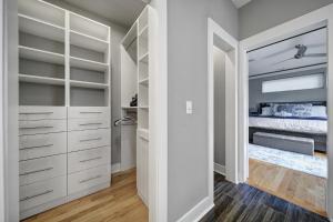 Gallery image of 906 Westbrook B City Views Rooftop Hot Tub and Short Walk to Stadium in Charlotte +37 photos