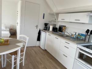 Kuchyň nebo kuchyňský kout v ubytování Appartement T2 vue mer Sauzon terrasse et parking privés