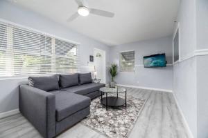 - un salon avec un canapé et une table dans l'établissement The Residences at Lake Ridge Apt 3, à Fort Lauderdale