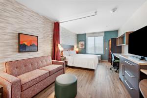 Home2 Suites By Hilton San Bernardino的电视和/或娱乐中心