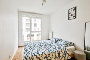 Un dormitorio blanco con una cama y una ventana. en Chambre privée dans un appartement en colocation, parking gratuit, en Bagneux