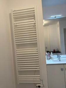 Una puerta blanca en una cocina con fregadero en Chambre privée dans un appartement en colocation, parking gratuit, en Bagneux 9 fotos más