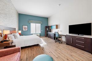 Home2 Suites By Hilton San Bernardino的电视和/或娱乐中心