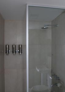 uma casa de banho com um chuveiro, um WC e um lavatório. em Departamentos Ciudad de Nieva em San Salvador de Jujuy