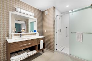 圣贝纳迪诺Home2 Suites By Hilton San Bernardino的带水槽和淋浴的浴室