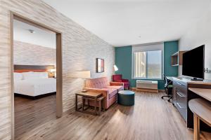 Home2 Suites By Hilton San Bernardino的电视和/或娱乐中心