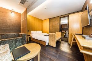 Habitación de hotel con cama y baño en Hotel Cullinan Wangsimni en Seúl