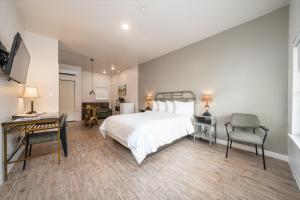 溫泉城的住宿－Best Court，卧室配有一张床、一张桌子和椅子