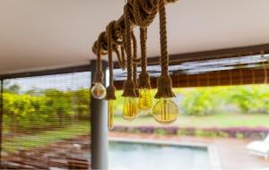 un gruppo di lampadine appese a un soffitto di Grand Bay Luxury Villa with Pool & Garden a Grand Baie