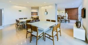 comedor con mesa blanca y sillas en Housi - Metropolitan Sidney Smart Style en Goiânia