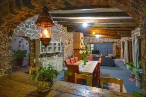 庫埃納瓦卡的住宿－¡Nueva! Bamboo Tesoro del Bosque，厨房以及带桌椅的起居室。