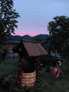 een vogelhuisje met een dak in een tuin bij loft harmonia in Blumenau