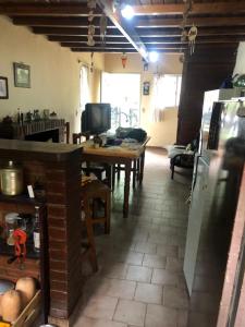 een keuken en eetkamer met een tafel en een koelkast bij A LO DE JUAN in Mar Azul