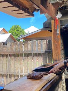 un steak sur un panneau de coupe à côté d'une clôture dans l'établissement Ruka Pucón Hostel, à Pucón