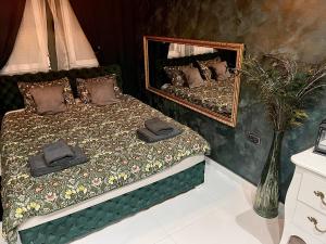 Tempat tidur dalam kamar di Spa Apartments UTOPIA