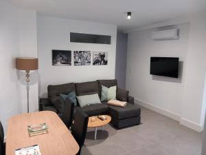 sala de estar con sofá y mesa en Apartamento de 3 dormitorios Jardinillos Centro, en Jaén