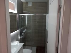 y baño con ducha, aseo y lavamanos. en Apartamento de 3 dormitorios Jardinillos Centro, en Jaén