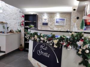 una tienda de Navidad con adornos de Navidad en la pared en B&B La Grotta, en Nicolosi