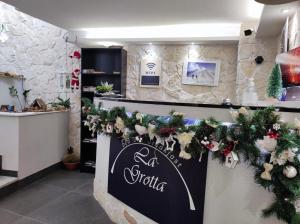 Un negozio di Natale con decorazioni natalizie sul muro di B&B La Grotta a Nicolosi