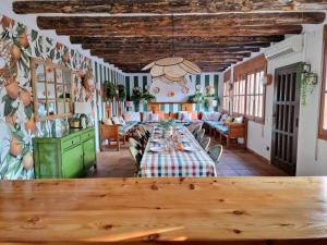 Apartahotel La Chipranera في Castejón de Monegros: غرفة طعام مع طاولة وكراسي طويلة