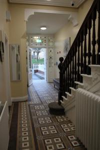un pasillo de una casa con una escalera de caracol en Station Rooms, en Londonderry County Borough