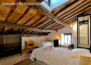 1 Schlafzimmer mit 2 Betten in einem Zimmer in der Unterkunft Palazzo Granaroli in Bagnoregio