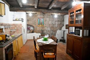eine Küche und ein Esszimmer mit einem Tisch und Stühlen in der Unterkunft Palazzo Granaroli in Bagnoregio
