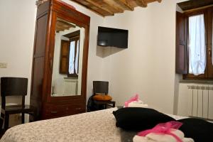Postel nebo postele na pokoji v ubytování Palazzo Granaroli