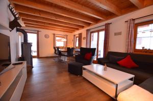 een woonkamer met een bank en een tafel bij Feriendorf Via Claudia Haus 58 Alpenliebe in Lechbruck